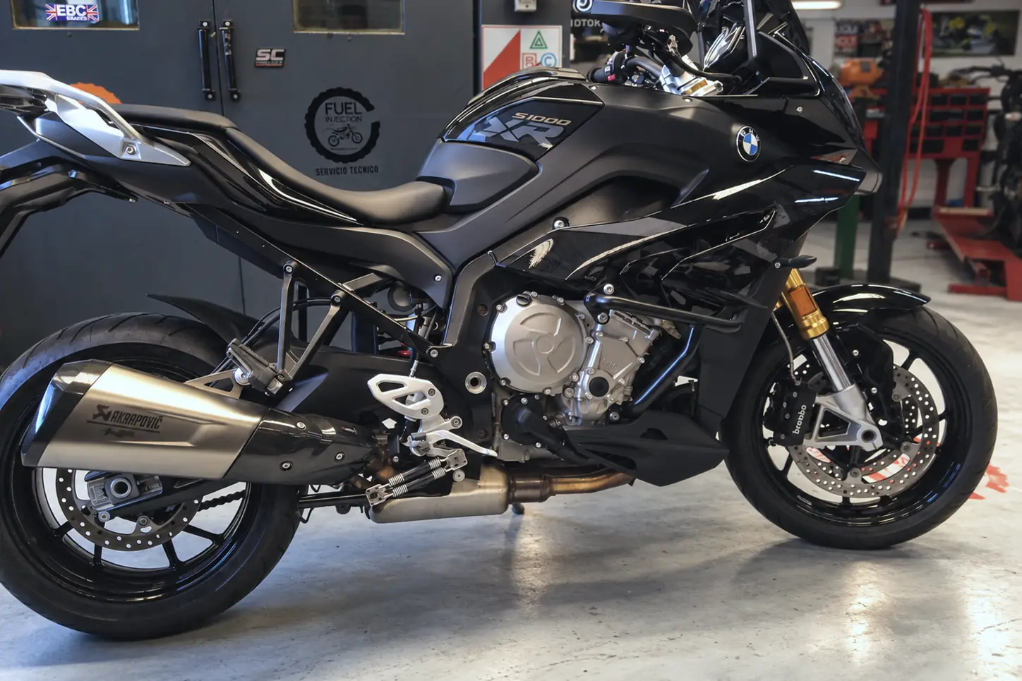 BMW S1000 XR negra, de costado, en el taller.