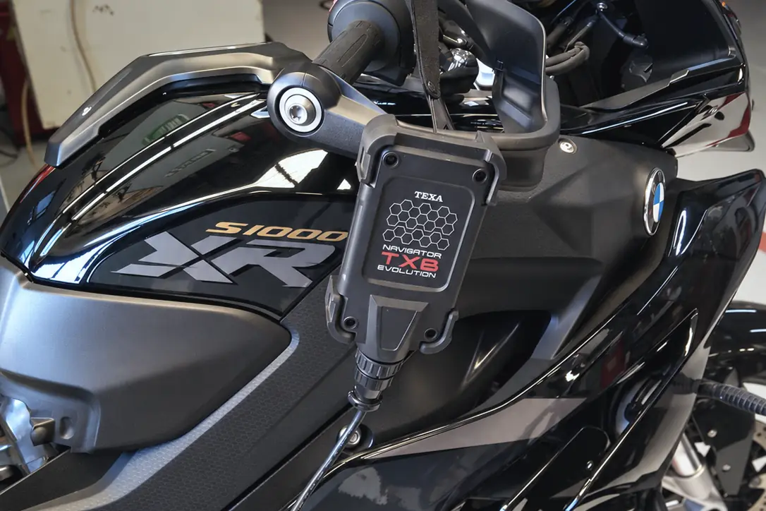 Interfaz de diagnóstico TEXA TXB conectada a una BMW S1000 XR.