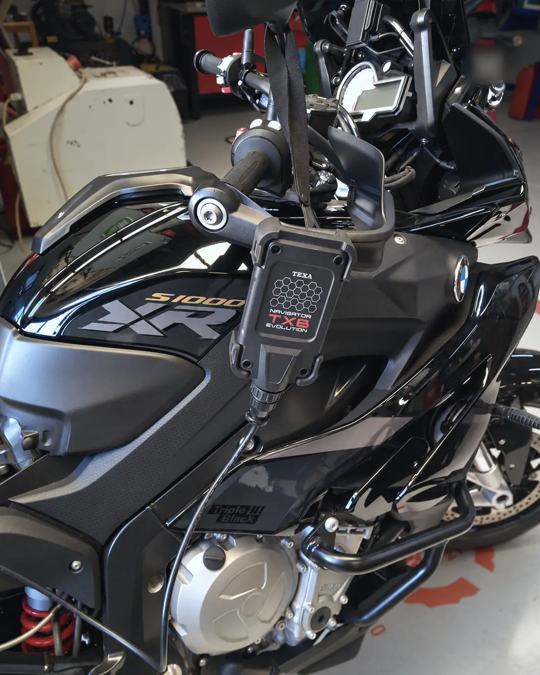 Interfaz de diagnóstico TEXA TXB conectada a una BMW S1000 XR.