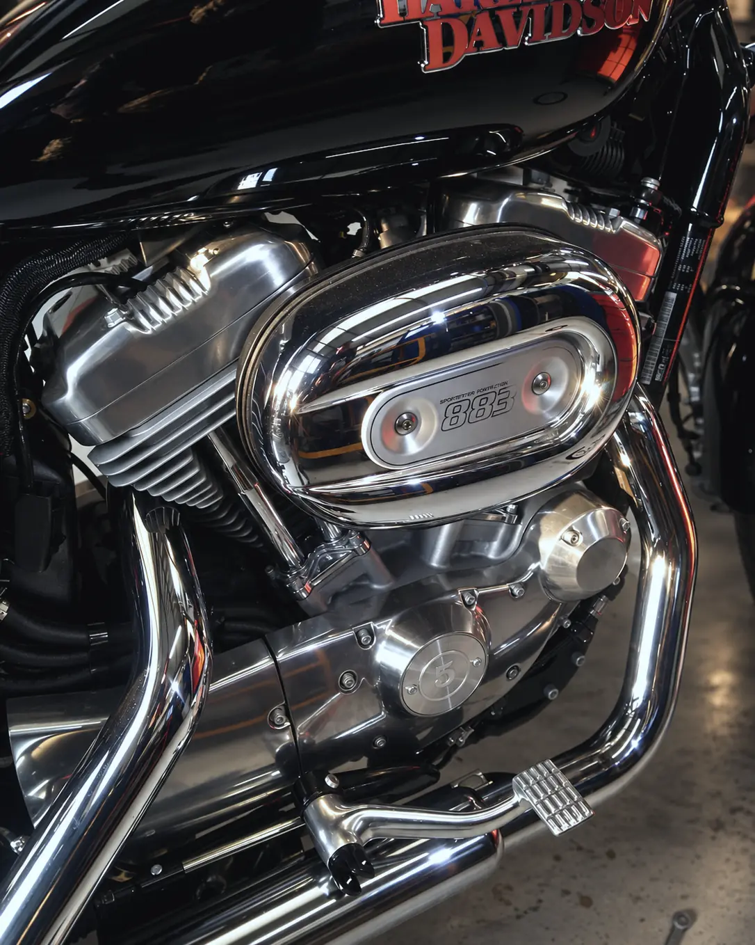 Motor y filtro de aire cromados de una Harley-Davidson Sportster 883, de cerca.