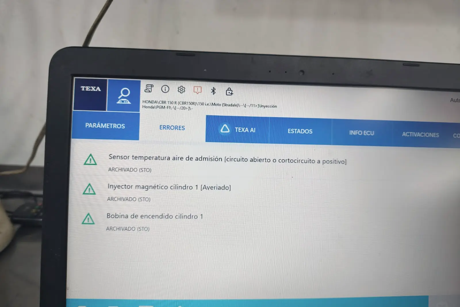 Pantalla del scanner TEXA con tres códigos de falla leídos de una Honda CBR 150 R.